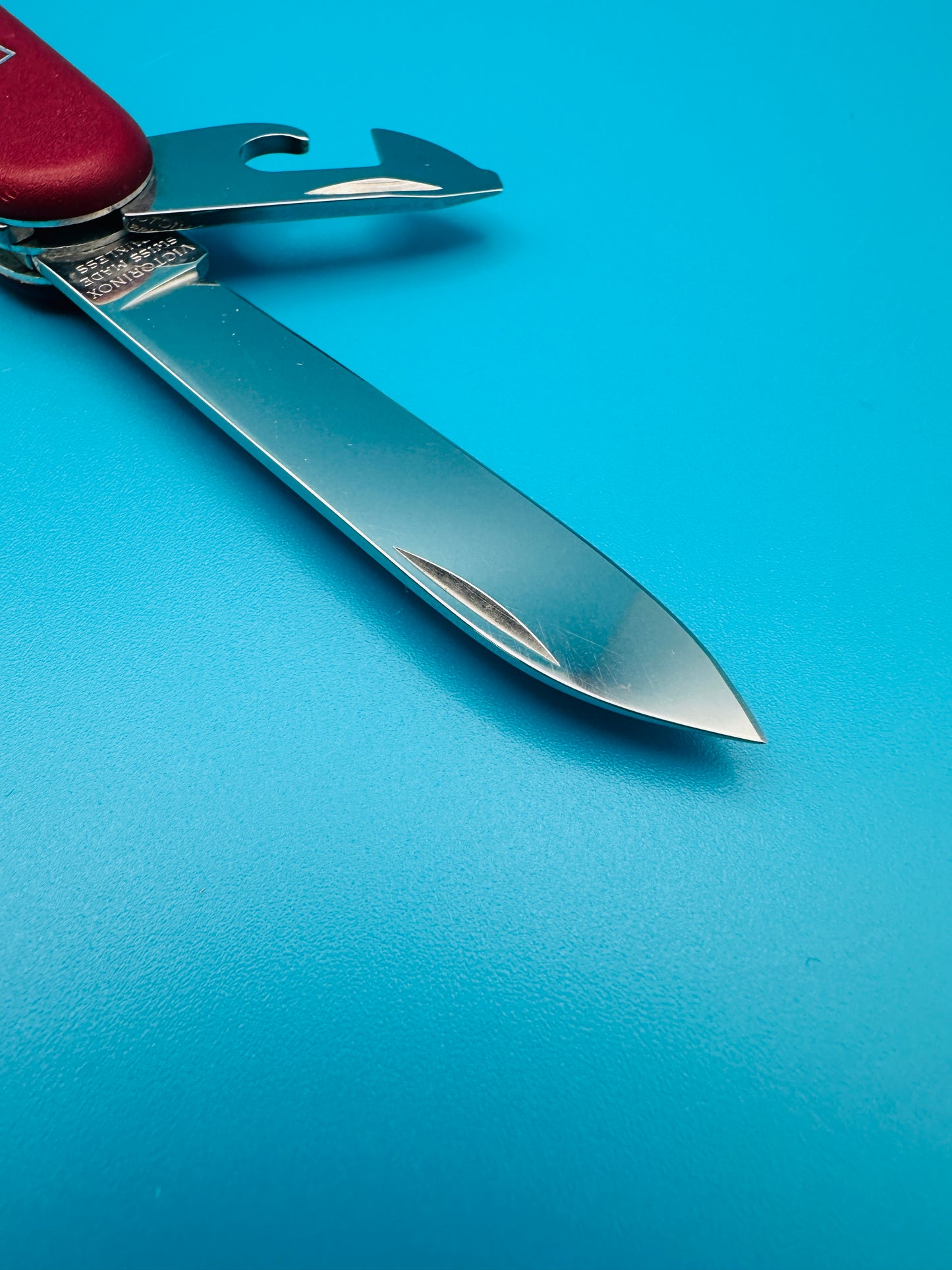 Close-up of Spartan's main blade and red matte handle