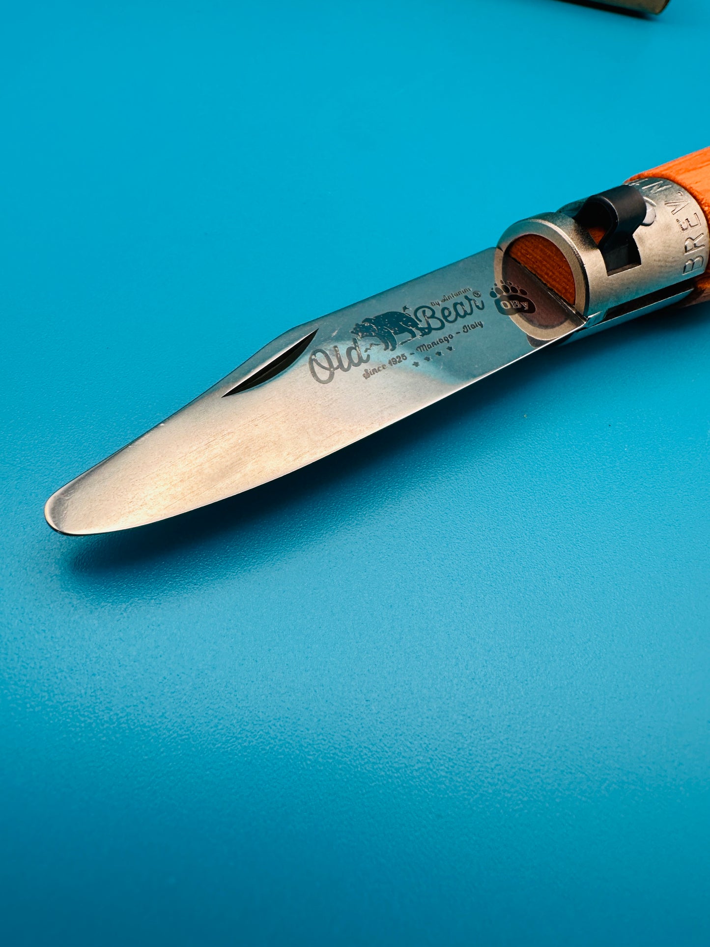 Old Bear XS knife in hand – compact size demonstration