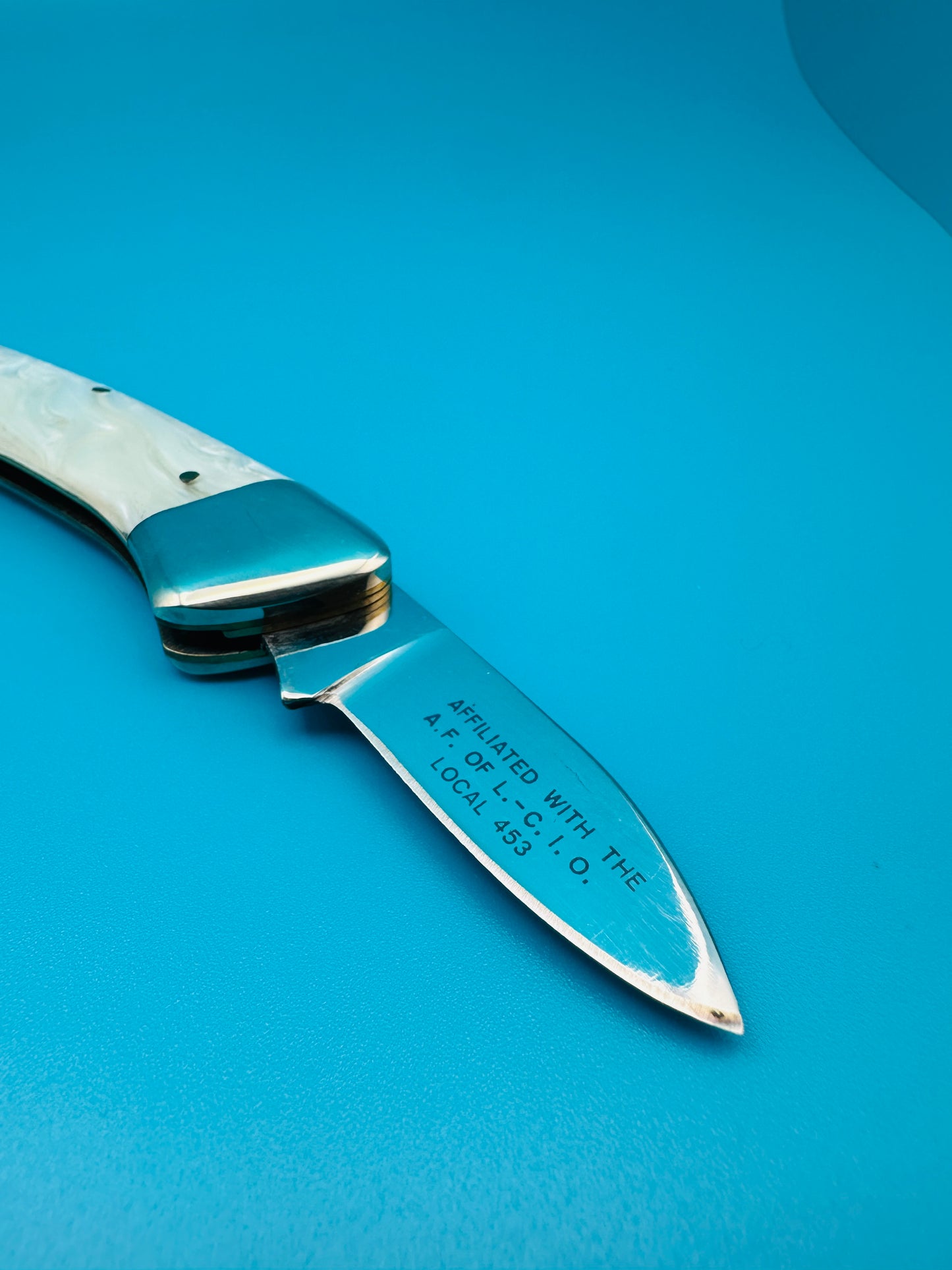 Close-up of handle and bolsters – faux pearl acrylic