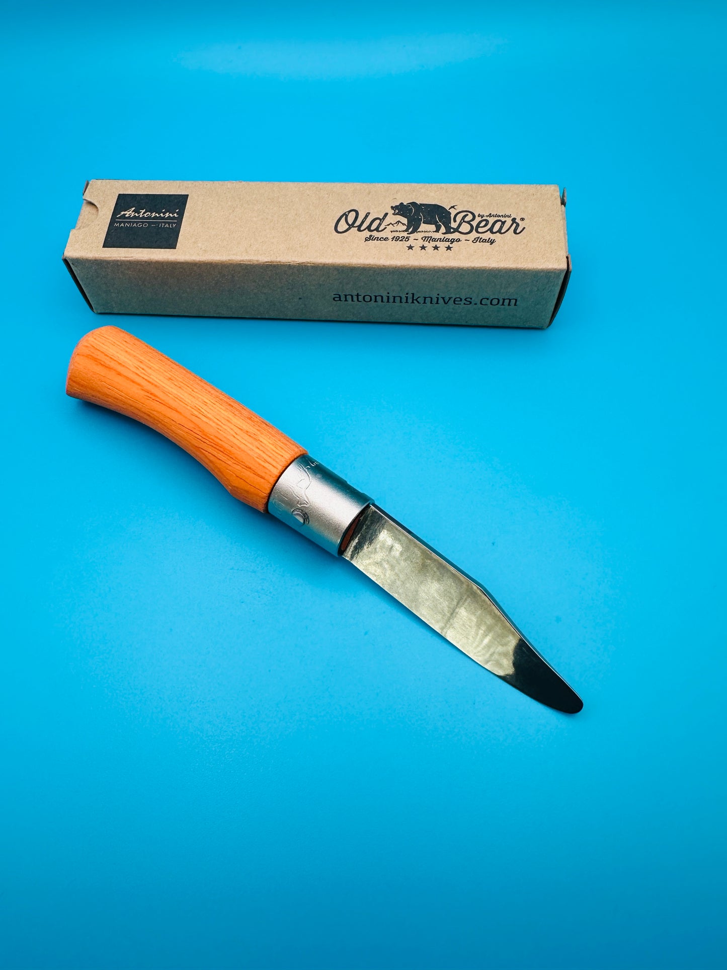 Old Bear XS knife in hand – compact size demonstration